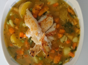 Una foto de Sopa de verduras y tilapia a la placha