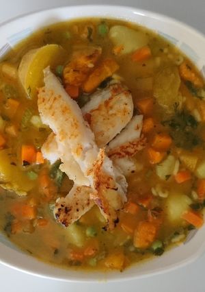 Una foto de Sopa de verduras y tilapia a la placha