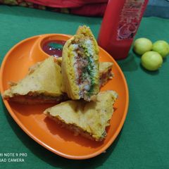 A picture of Stuffed bread pakora.