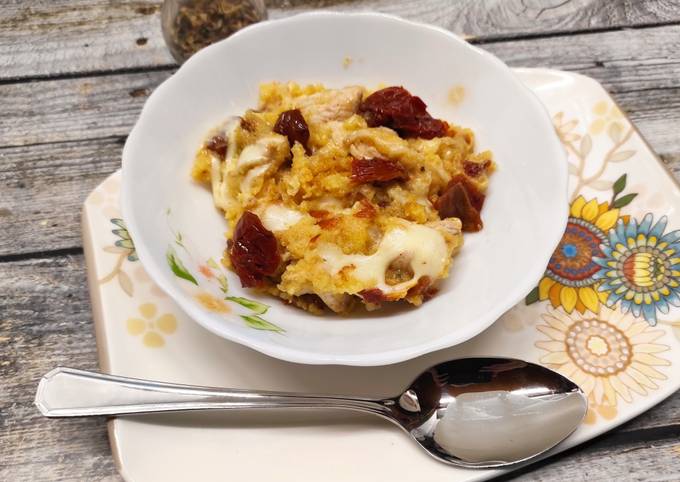 Кукурузная каша с курицей, вялеными помидорами и сыром