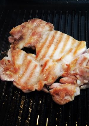 Una foto de Muslos deshuesados a la plancha con ensalada