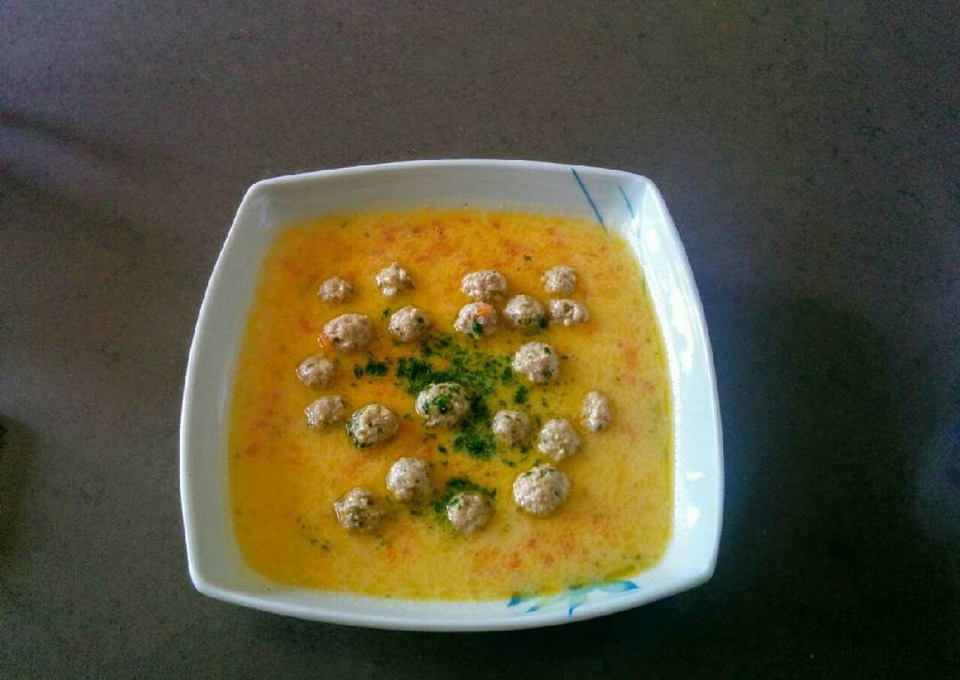 Sopa con mini albóndigas de carne