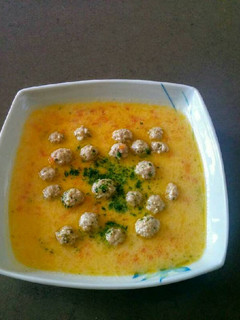 Una foto de Sopa con mini albóndigas de carne