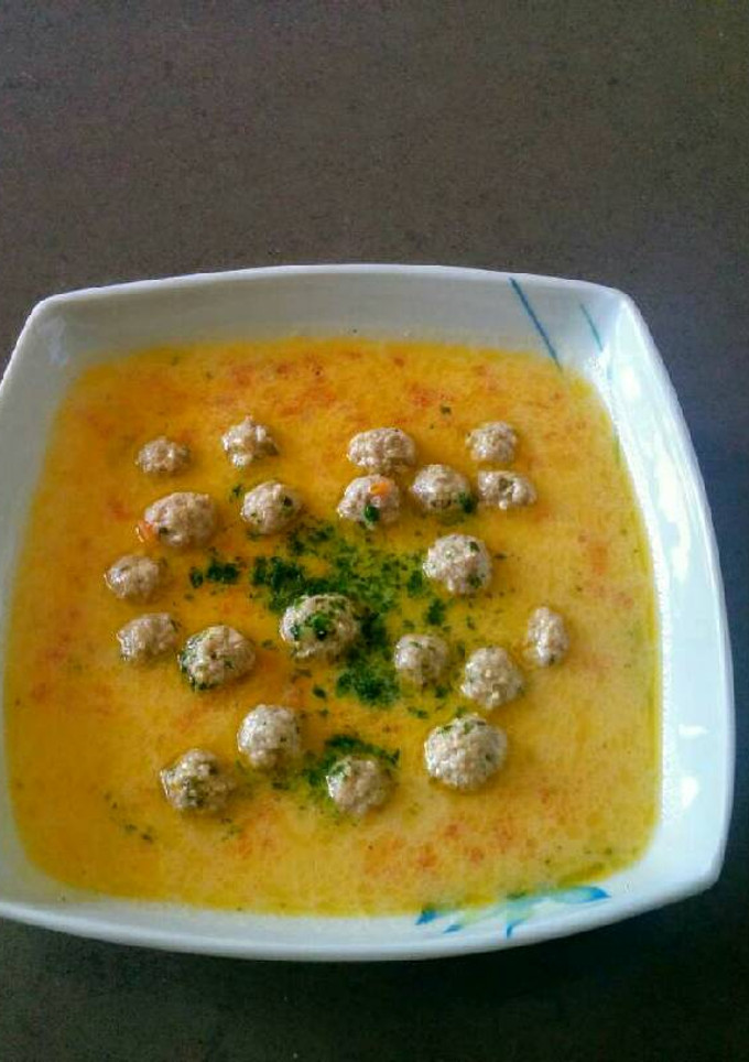 Una foto de Sopa con mini albóndigas de carne