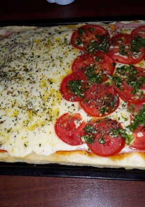 Una foto de Pizza De Muzzarella y Tomates rectangular