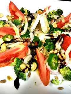 Una foto de Ensalada con verduras fresca de la huerta y queso de cabra
