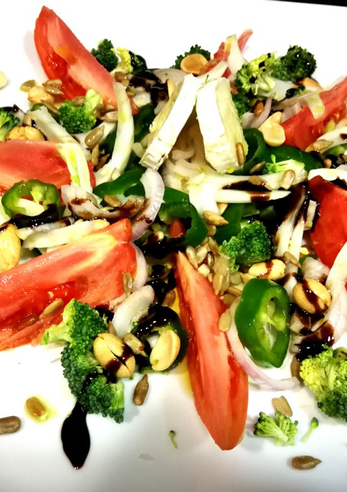 Una foto de Ensalada con verduras fresca de la huerta y queso de cabra