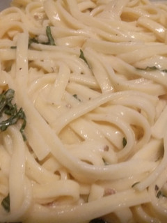 Una foto de Fideos a la crema de Albahaca