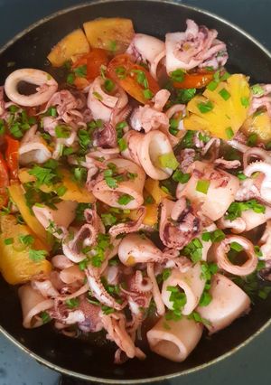 Hình của món Mực xào thơm cà.