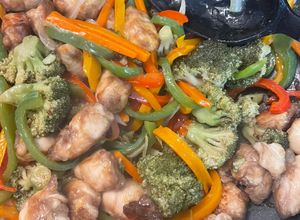 Una foto de Pollo con brócoli 🐔🥦