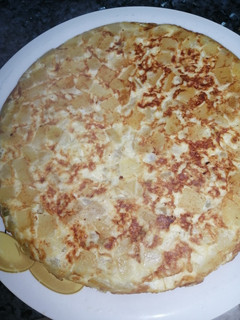 Una foto de Tortilla ligera de patatas y calçots