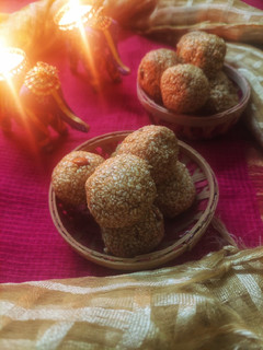 तिल गुड़ के लड्डू (til gur ke ladoo recipe in Hindi) रेसिपी मुख्य फोटो