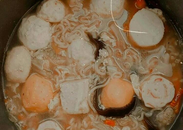 Bagaimana Menyiapkan Sup Mie Bakso Ikan, Lezat