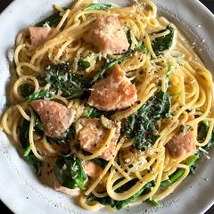 A picture of Creamy Salmon & Spinach Spaghetti.