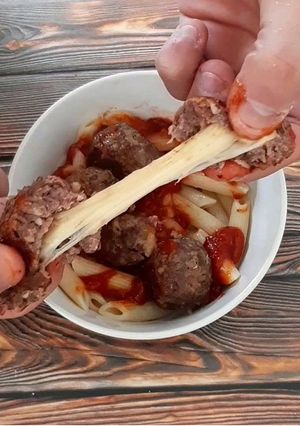 Фото Мясные шарики с сыром и сосисками.