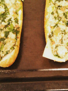 Una foto de Pan baguette relleno y gratinado