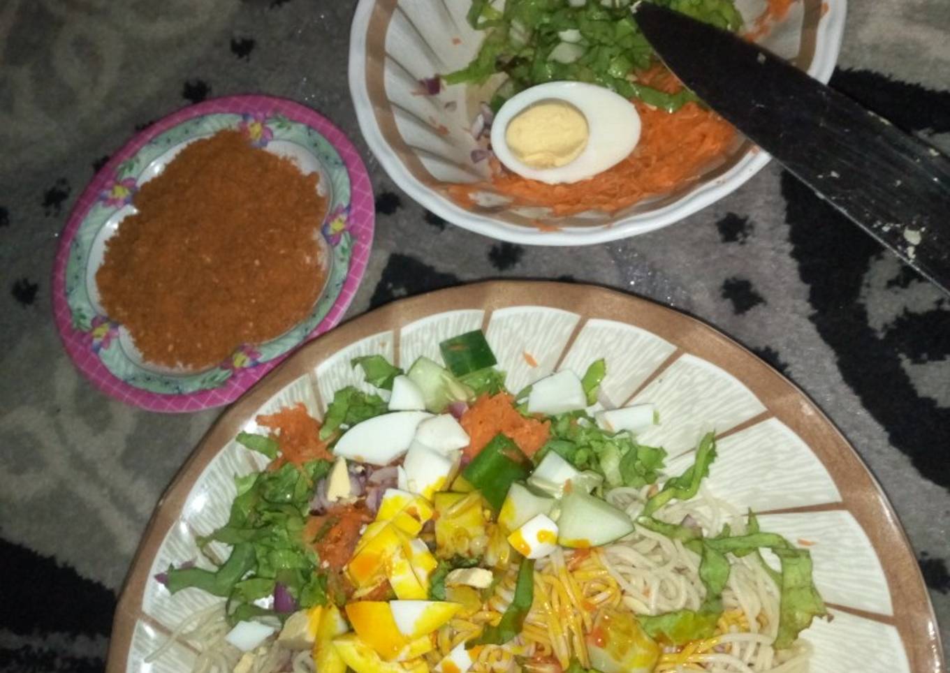 Taliya da mai da yaji da salad