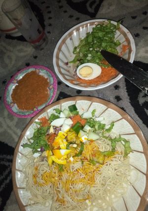 A picture of Taliya da mai da yaji da salad.