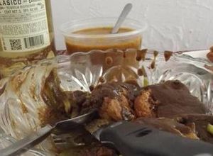 Una foto de Tortitas de camarón en mole de fresa dulce las correa