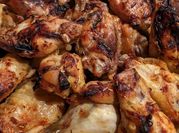 Una foto di alette di pollo paprika