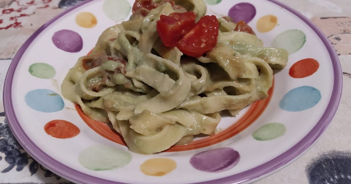 Ricetta Tagliatelle Con Crema Di Broccoli, Mandorle E Pomodorini ...