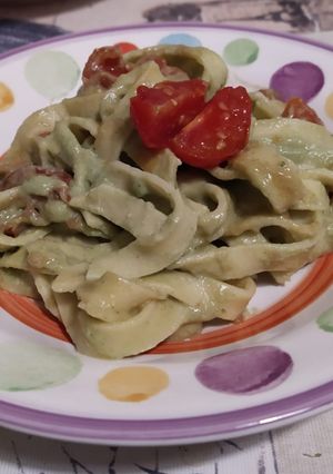 Foto di Tagliatelle con crema di broccoli, mandorle e pomodorini saltati