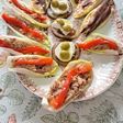 Endivias de atún con pimientos y chasca con anchoas con tomate, queso de cabra y aceitunas