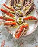 Endivias de atún con pimientos y chasca con anchoas con tomate, queso de cabra y aceitunas
