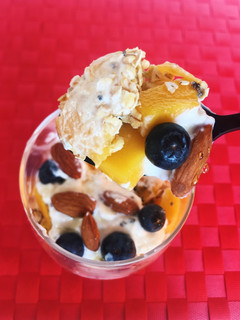 Una foto de Yogur con mango y arándanos