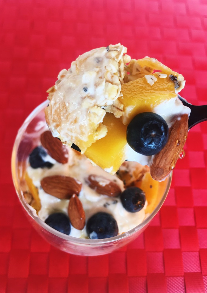 Una foto de Yogur con mango y arándanos
