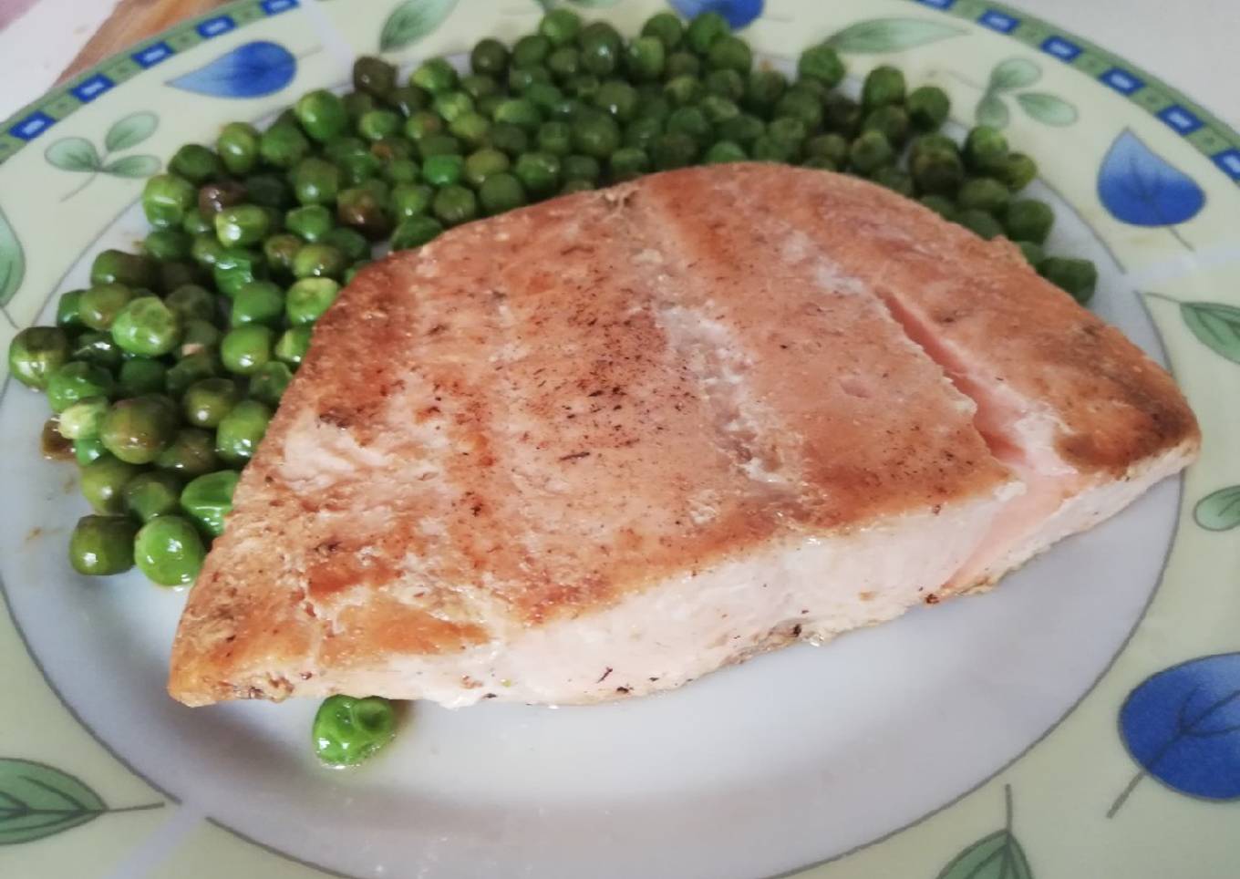 Lomo de salmón salvaje a la plancha con guisantes