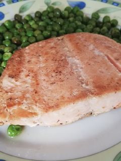Una foto de Lomo de salmón salvaje a la plancha con guisantes