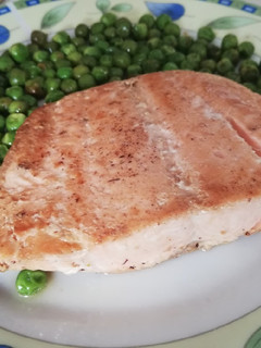 Una foto de Lomo de salmón salvaje a la plancha con guisantes