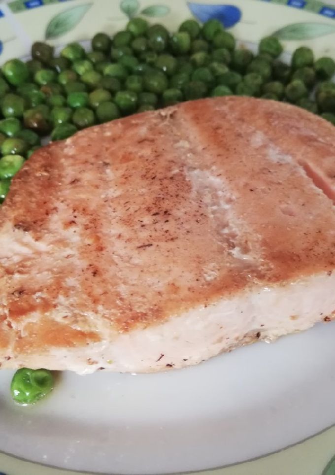 Una foto de Lomo de salmón salvaje a la plancha con guisantes