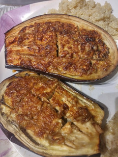 Una foto de Berenjenas al horno con sésamo y soja