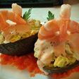 Ensalada de aguacates con gambas y salsa rosa