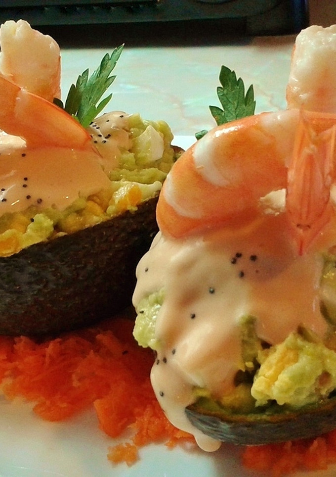 Una foto de Ensalada de aguacates con gambas y salsa rosa