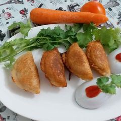 A picture of Cheese crispy bread gujhiya.