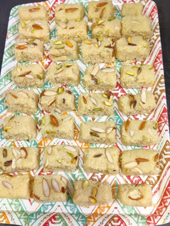 नारियल मावा बर्फी (Nariyal mawa barfi recipe in hindi) रेसिपी मुख्य फोटो