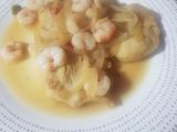 Medallón de merluza con gambas y cebolla