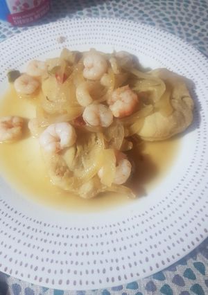 Una foto de Medallón de merluza con gambas y cebolla