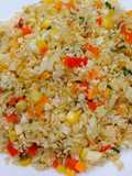 Cơm rang bông cải trắng, ớt chuông, cà rốt và ngô ngọt