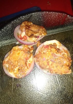 Una foto de Omelette de cebollas moradas