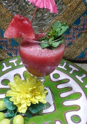A picture of Water melon colada 🍉🍋🍸☉ #drinkcontest.