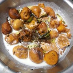 A picture of Dahi vada.