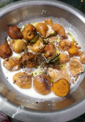 A picture of Dahi vada.