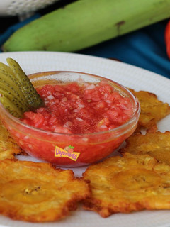 Una foto de Patacones con Salsa de Tomate Picantona para Dipear