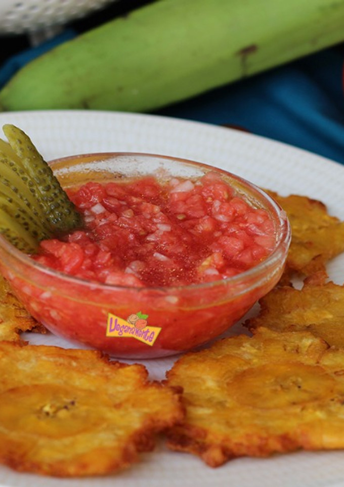 Una foto de Patacones con Salsa de Tomate Picantona para Dipear