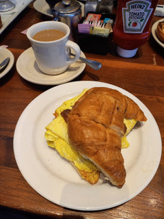 Una foto de Croissant de Bacon y Queso Tremendísimo 🥐🤭