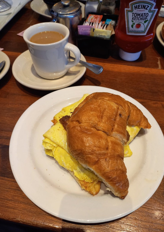 Una foto de Croissant de Bacon y Queso Tremendísimo 🥐🤭